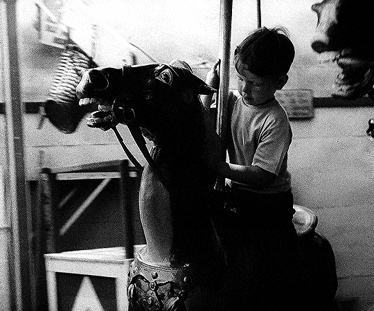 Little figitive le petit fugitif 1953 dir. Ray Ashley Morris Engel Ruth Orkin manège cheval de bois je ne peux pas j'ai poney