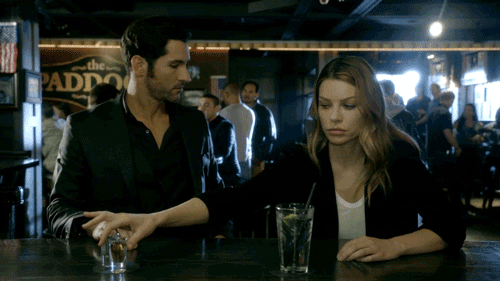 Lucifer saison 5 Lucifer et Chloe drinking réveillon alcool soirée alcoolisée.gif, déc. 2020