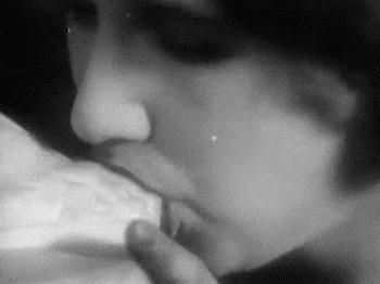 Luis Buñuel, L'âge d'or, 1930 le sein maternel la soif de connaissance.gif, juin 2020