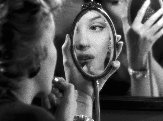 Marilyn Monroe in Don’t Bother to Knock (1952) dir. Roy Ward Baker stade du miroir et rouge à lèvres.gif, juin 2020