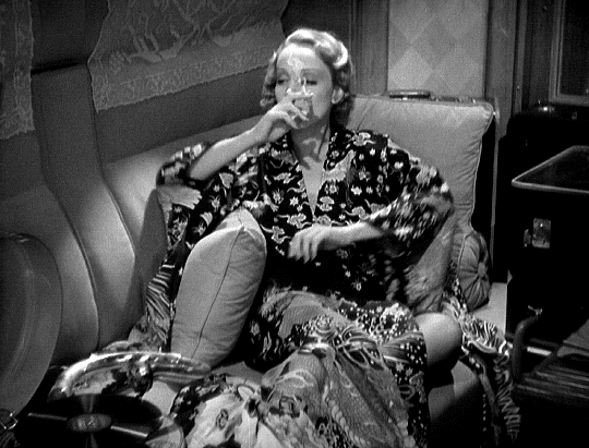 Marlene Dietrich in Shanghai Express (1932) bonjour.gif, août 2020