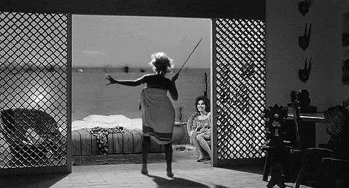 Michelangelo antonioni L'eclisse, 1962 les invasions barbares trois pas en avant trois pas en arrière.gif, mar. 2021