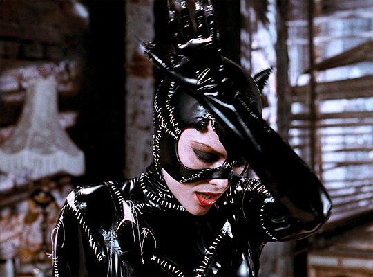 Michelle Pfeiffer as Selina Kyle Catwoman Tim Burton Batman returns 1992.gif, juil. 2021
