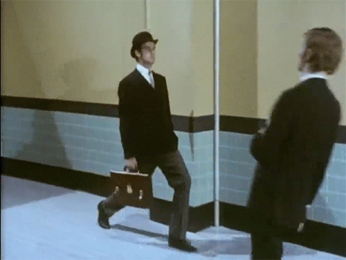 Monty Python's Flying Circus John Cleese  en route vers le ministère des démarches ridicules.gif, janv. 2023