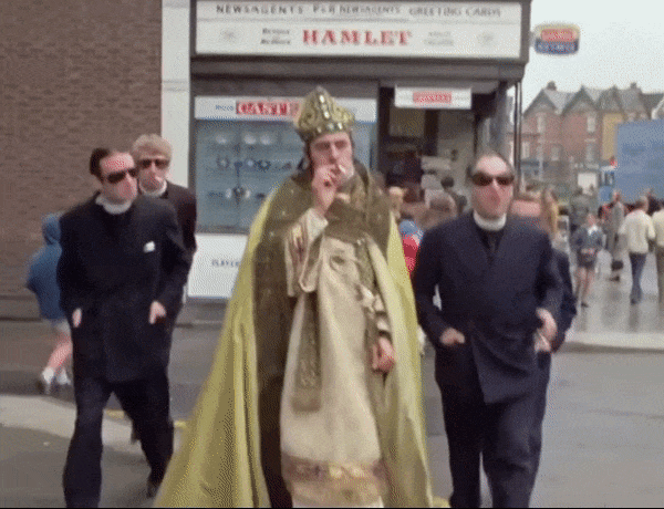 Monty Python's Flying Circus évèque curé pape dimanche.gif, févr. 2023