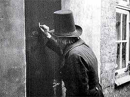 Nosferatu (1922) dir. F.W. Murnau croix sur la porte dimanche.gif, mai 2021