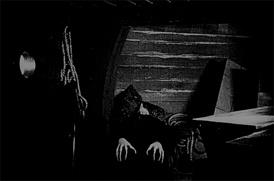Nosferatu le vampire F. W. Murnau 1922 debout.gif, sept. 2020