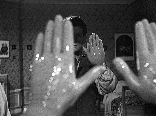 Orphée (Orpheus) 1950, dir. Jean Cocteau la question du passeport vaccinal.gif, mar. 2021