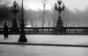 Pont Alexandre-III, Paris (1920s) voiture exode vacances.gif, fév. 2021