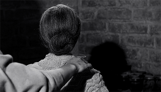 Psycho (1960) dir. Alfred Hitchcock fête des mères.gif, mai 2021