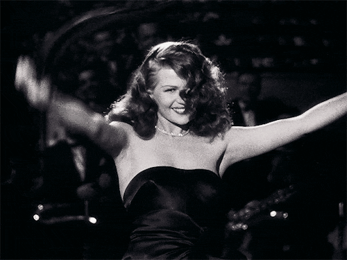 Rita Hayworth, full of hate, in Gilda 1946 lancer son collier.gif, mar. 2020