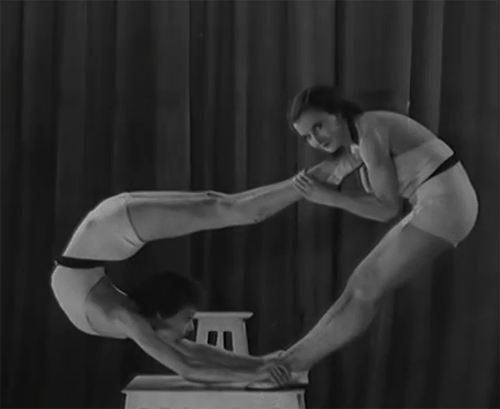 Ruth and Ella Myles aka Beauty Poses British Pathé 1935 gif 1930s variety stuck contortion souples pour les fêtes.gif, déc. 2021
