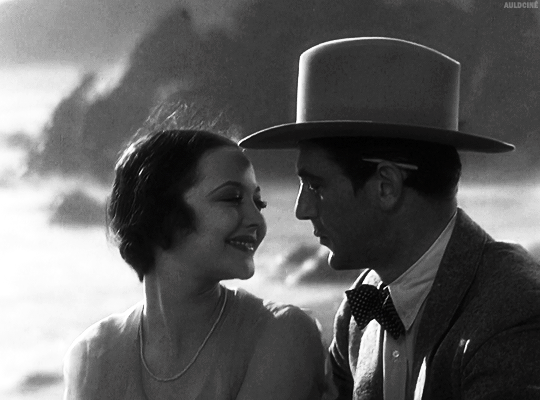 SYLVIA SIDNEY and GARY COOPER in CITY STREETS 1931 le petit nez.gif, sept. 2020