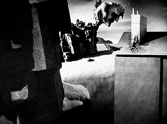 Salvador Dalí’s surrealist dream sequence in Spellbound (1945) dir. Alfred Hitchcock la chute de la maison Usher.gif, août 2020