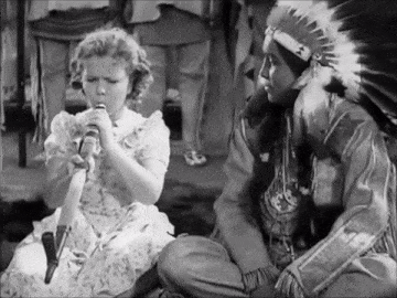 Shirley Temple smokes peace pipe with Native Americans, and gets sick Original 1939 fumer le calumet de la paix.gif, juil. 2021