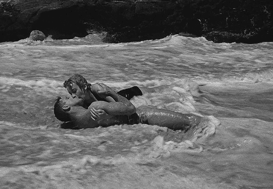 Tant qu'il y aura des hommes (From Here to Eternity) film américain de Fred Zinnemann la scène du bain de gel hydroalcoolique.gif, mai 2020