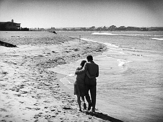 The Cameraman (1928) dir. Edward Sedgwick, Buster Keaton et la mer efface sur le sable et la mer.gif, nov. 2020