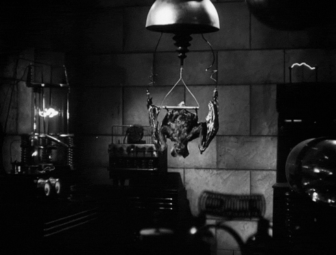 The Devil Bat 1940 contact frapper à la porte