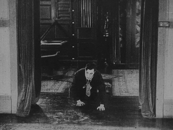 The Electric House (Buster Keaton, 1922) une porte doit être fermée guillotine réveillon c'était bientôt la fin de l'année.gif, déc. 2020