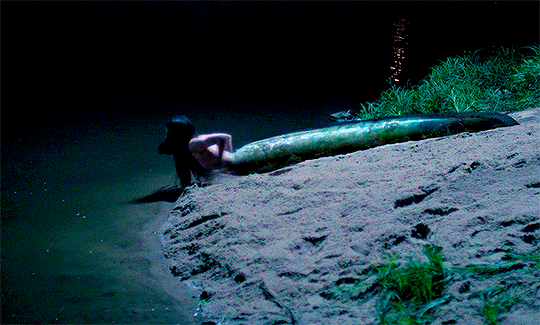The Lure (2015) dir. Agnieszka Smoczynska sirène 2.gif, mar. 2021