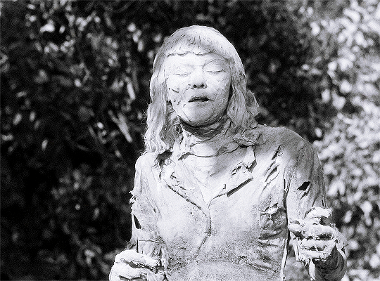 The Mummy’s Curse 1944 dir. Leslie Goodwins golem de boue les femmes.gif, janv. 2024