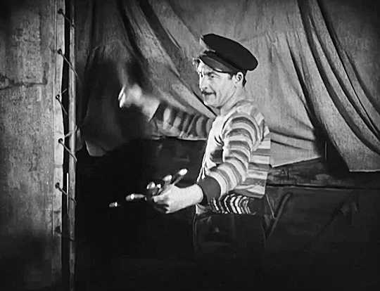 The Mystic 1925 mangeuse de sandwich et lanceur de couteaux