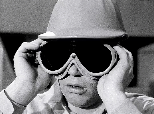 The Outer Limits Season 1 Episode 25 The Mutant 1964 les yeux derrière les lunettes.gif, mai 2023