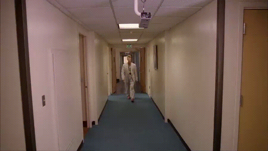 The Palm Deluxe Hotel à Twin Peaks Fire Walk With Me un David Bowie s'avançait dans le couloir, suivi de près par un autre corbillard.gif, oct. 2020