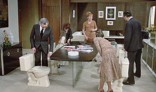 The Phantom of Liberty Luis Buñuel , 1974 toilettes réunion travail famille hygiène chier.gif, sept. 2020