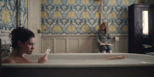 The Pursuit of Love Lily James Emily Beecham les doigts de pieds dans le bain du dimanche