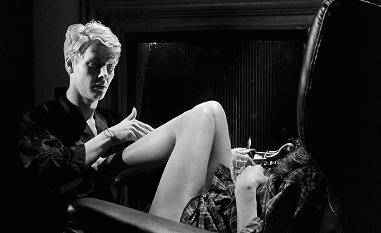 The Servant (1963) dir. Joseph Losey la femme dans le fauteuil.gif, déc. 2020