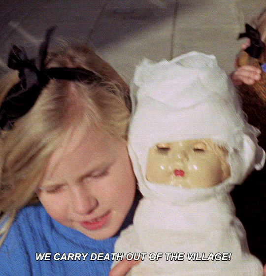 The Wicker Man 1973 dir. Robin Hardy nous portons la mort hors du village manifestation défilé marche blanche.gif, juin 2023