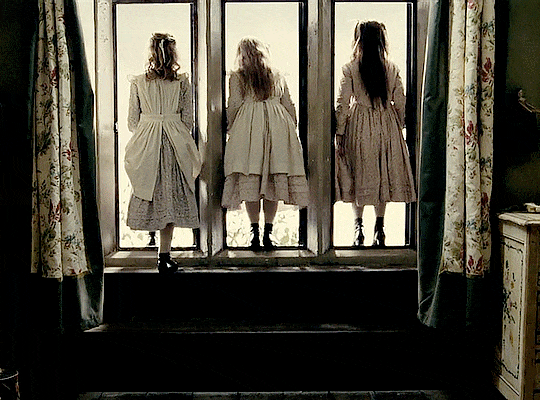The Woman In Black 2012 trois femmes sautent par la fenêtre enfin c'était le weekend
