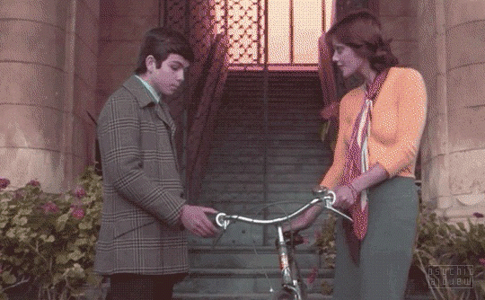 Tina Aumont Malizia vélo colorisation vintage érotisme galanterie les bénéfices secondaires.gif, mai 2023