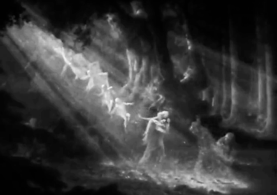 Titania (Anita Louise) and the faeries in A Midsummer Night’s Dream (1935) entrez mes demoiselles.gif, mai 2021