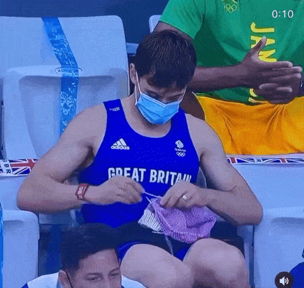 Tom Daley is knitting at the 3m women final #Tokyo2020.gif, août 2021