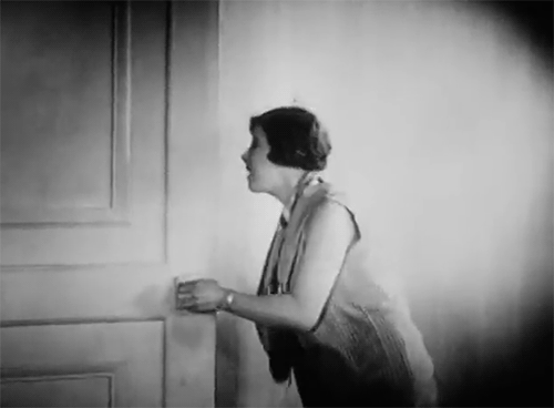 Un Chien Andalou 1929  Simone Mareuil tirer la langue non à la réforme des retraites.gif, janv. 2023