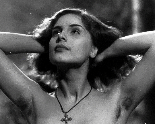 Vlasta Fialová in Divá Bára Wild Barbara 1949 dir. by Vladimír Čech un système pileux en liberté pour l'été