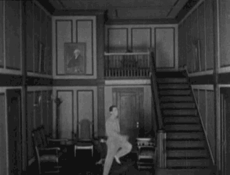 When the Clouds Roll By (Victor Fleming, 1919) grimper au mur escalier 2.gif, nov. 2021