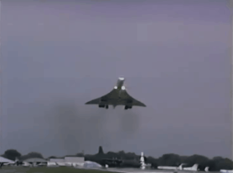 Le concorde passa si près que le chapeau de maman tomba