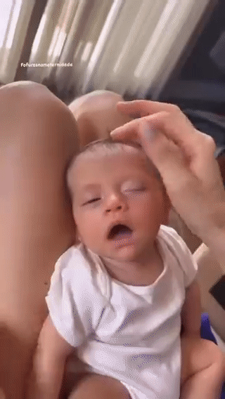 bébé j'ai rêvé qu'on me peignait les sourcils.gif, mars 2023