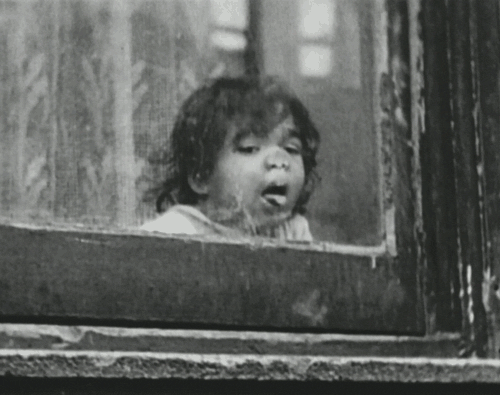 confinement couvre-feu l'enfant à la fenêtre.gif, oct. 2020