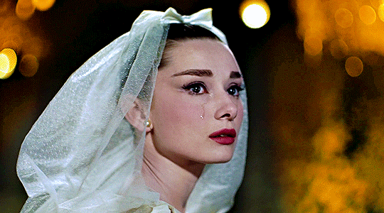 funny face 1957 Audrey Hepburn mariée larme.gif, mar. 2021