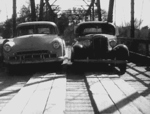 la course de deux voitures sur le pont de bois.gif, août 2020