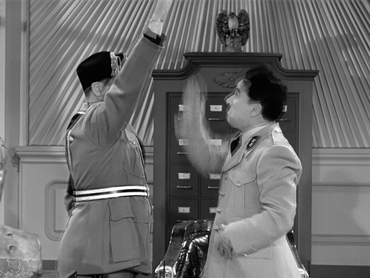 Le contrôle technique est définitivement enterré ! Jusqu'à qu'ils nous l'imposent en douce ! - Page 7 Le_dictateur_Charle_Chaplin_Jack_Oakie_Hitler_et_Mussolini_le_salut_gif