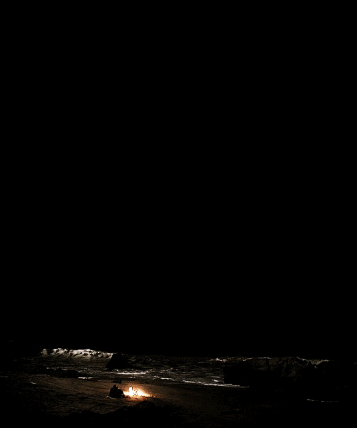 le feu de camp de nuit sur la plage.gif, août 2020