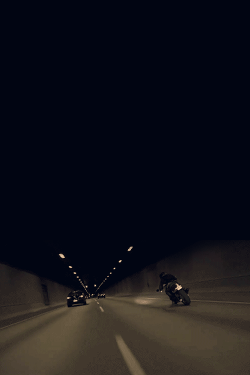 moto tunnel slalom de nuit.gif, août 2020