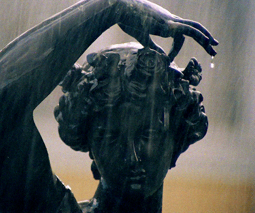 statue protégeant ses cheveux de la pluie, il pleut.gif, août 2021