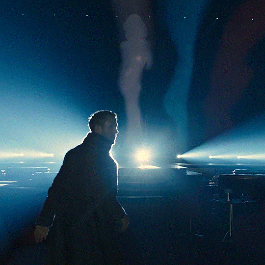 the holograms in Blade Runner 2049 2017 dir. Denis Villeneuve la rejoindre sur scène