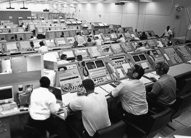 travail informatique marteau burn-out ordinateur détruit à la masse